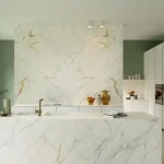 Faianță albă cu venații aurii efect marmură, Allmarble, Marazzi, 60×120 cm