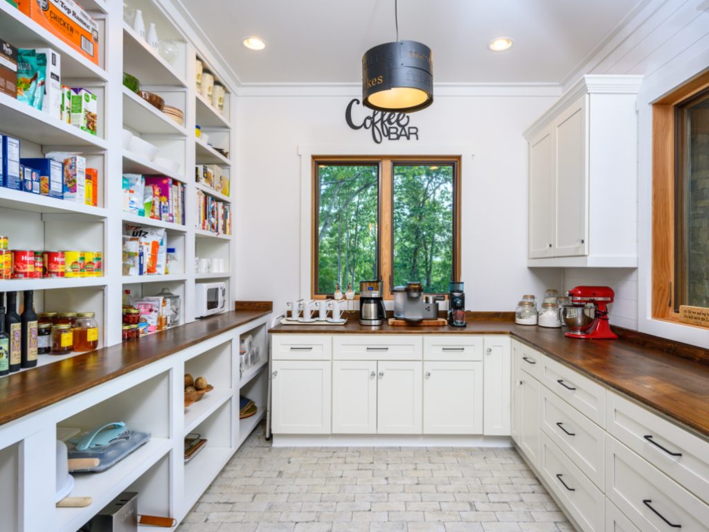 Custom pantry walk in pantry white pantry shelved pantry kitchen pantry 1030x773 1 5 sfaturi pentru o bucătărie modernă
