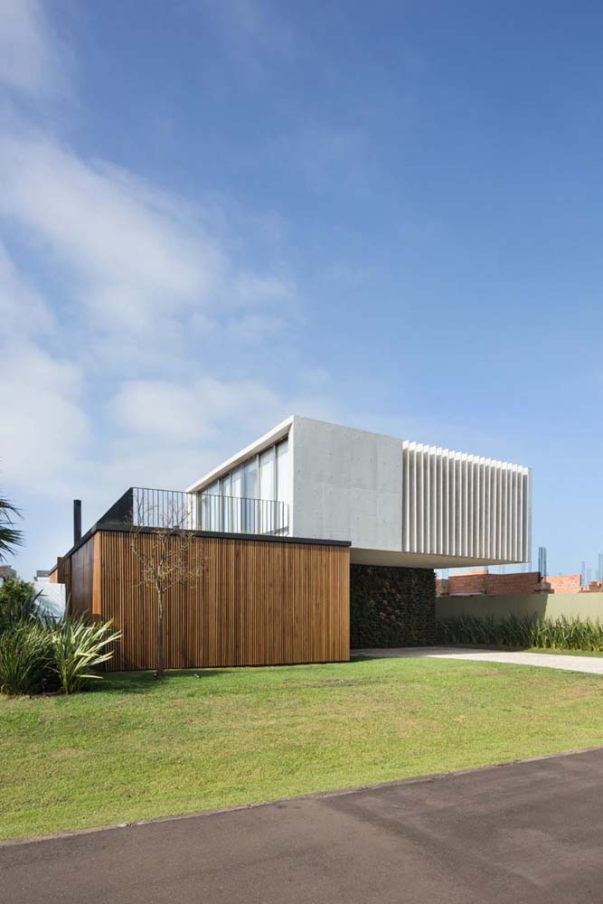 Aici, casa moderna din lemn este completata de partea de zidarie. Un amestec de materiale care are totul de-a face cu acest stil