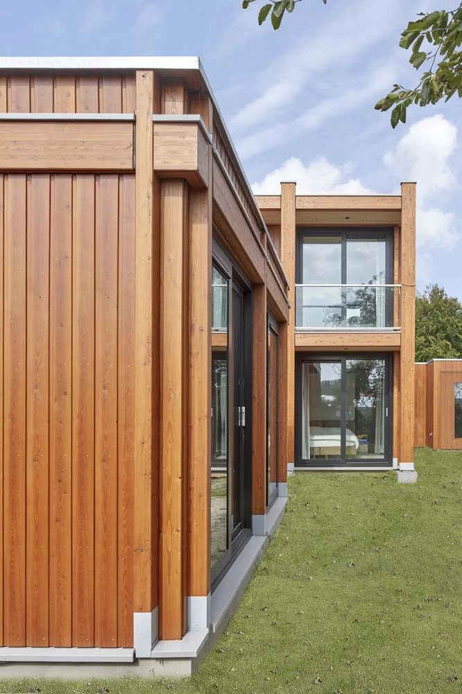 Liniile drepte si acoperisul incorporat sunt principalele caracteristici ale caselor moderne din lemn.
