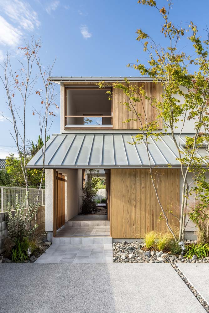 Proiect de casa moderna din lemn cu accent pe deschideri largi