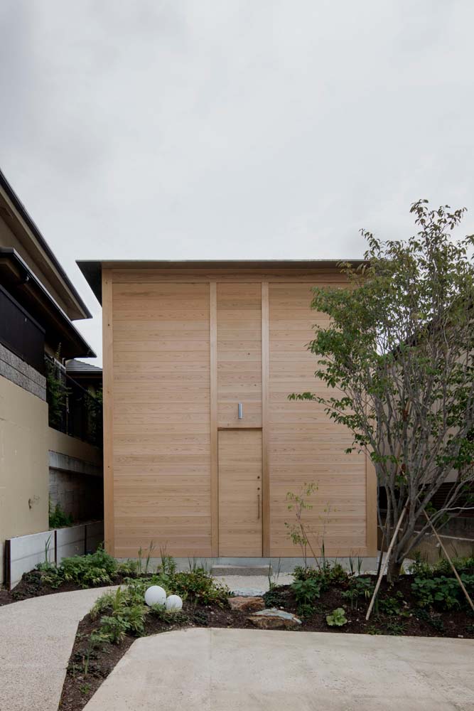 Design curat, cu linii drepte, pentru o casa moderna simpla din lemn