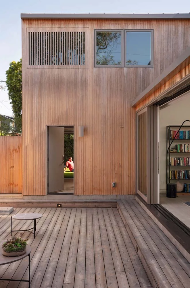 Nu uitati sa faceti o punte confortabila in afara casei tale moderne din lemn.