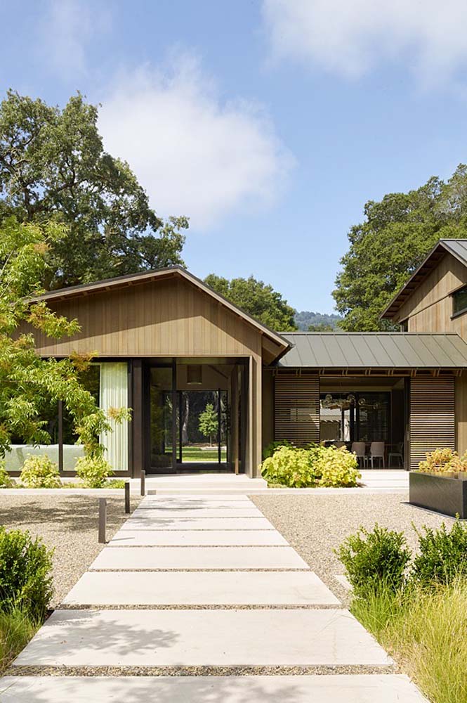 Casa moderna din lemn si sticla: un refugiu pentru odihna sau optiunea perfecta pentru a locui