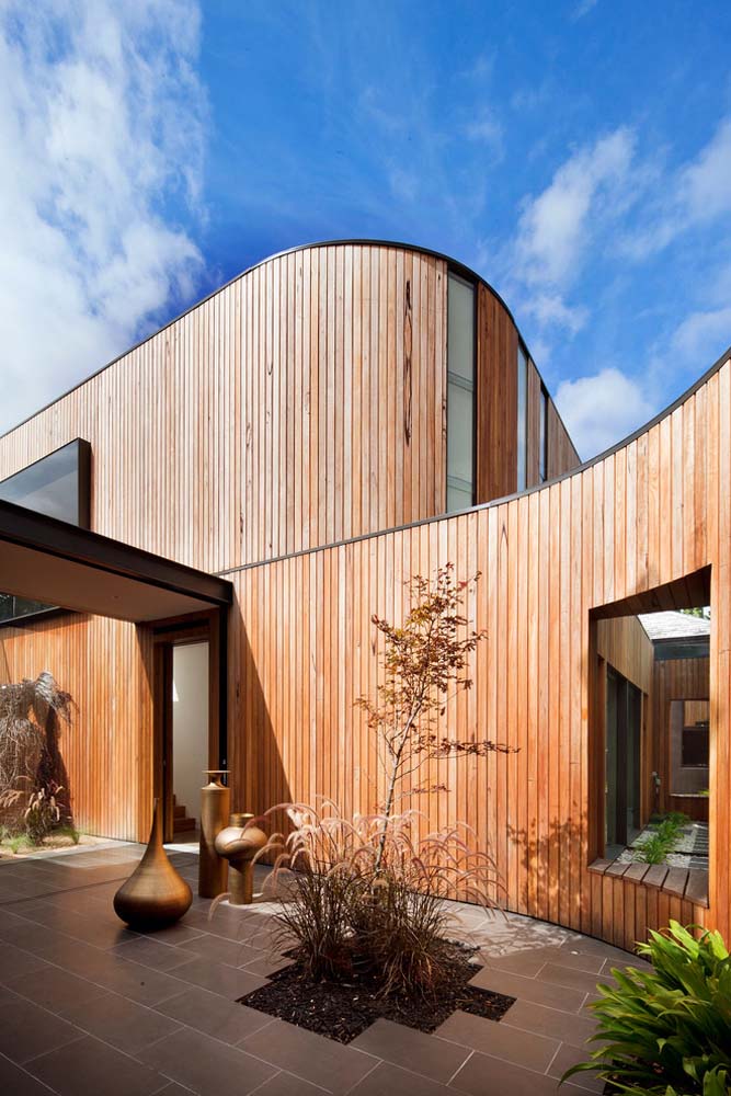 Și ce parere aveti despre o versiune foarte contemporana a unei case din lemn? Acesta pune in valoare formele organice