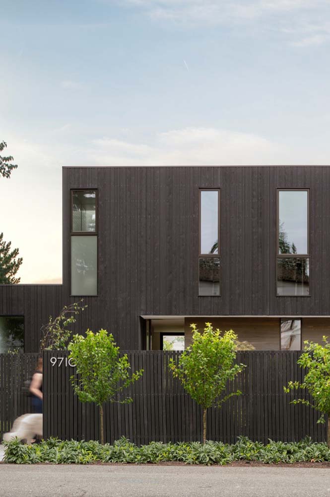 Vrei un design sofisticat? Atunci aceasta casa moderna din lemn este pentru tine.