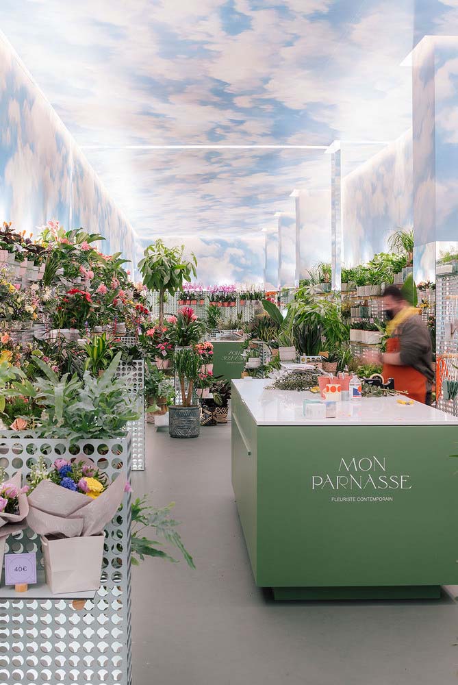 Uita-te la aceasta idee: micul magazin de flori a creat un cer in tavan