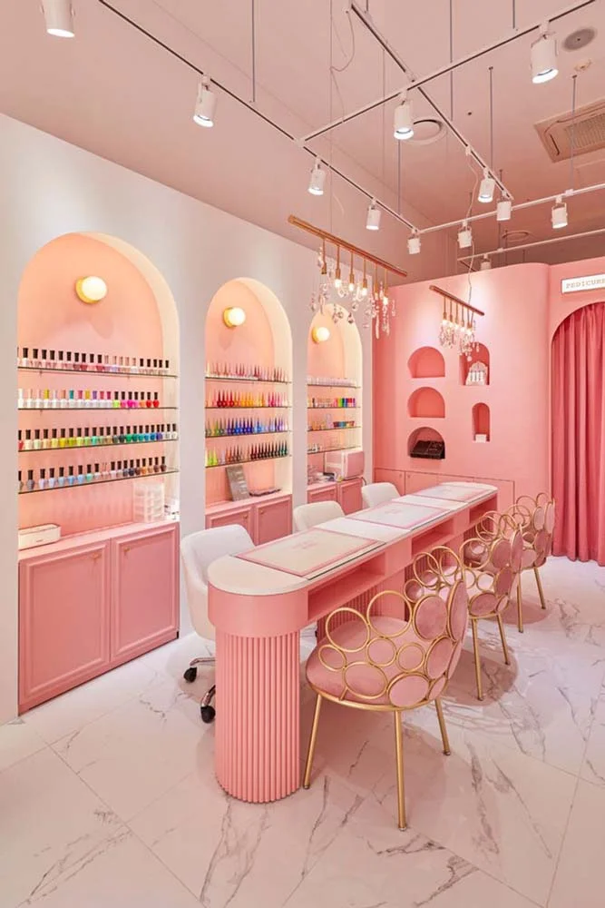 Decor mic magazin de cosmetice: culori si feminitate