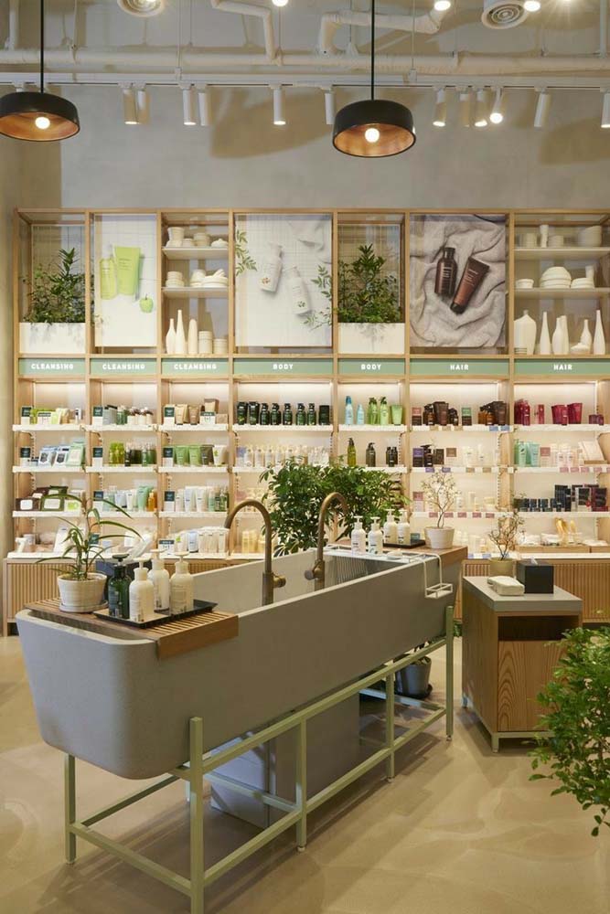 Decorarea magazinului mic de cosmetice: abuz de elemente naturale pentru a transmite conceptul de brand