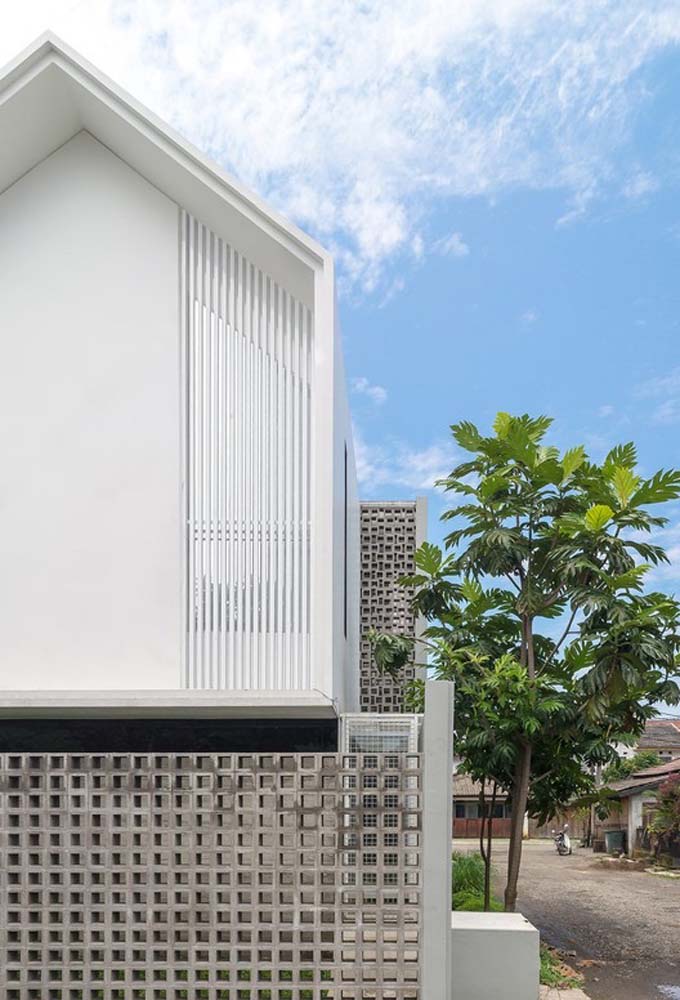 Fatada casei cu acoperis incorporat curat, modern si minimalist.