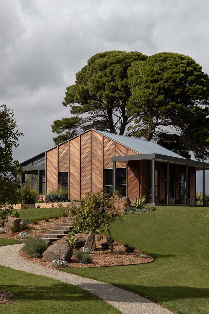 Ce parere aveti despre o fatada de casa cu un acoperis care combina lemnul si metalul?