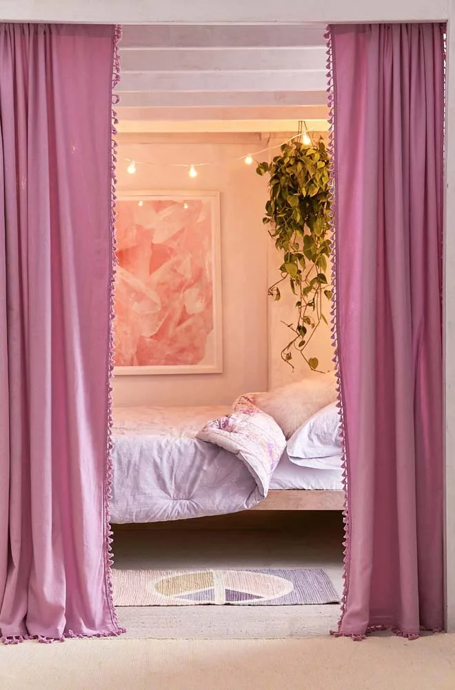 O perdea pentru a aduce intimitate dormitorului cu estetica vintage