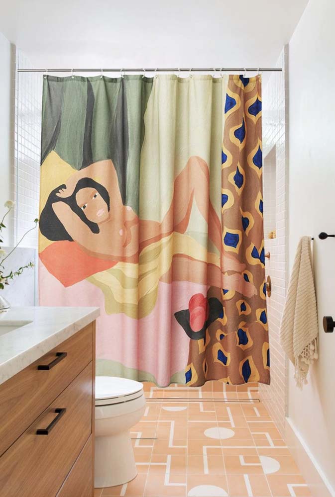 Un imprimeu unic și elegant pentru perdeaua de duș din material textil