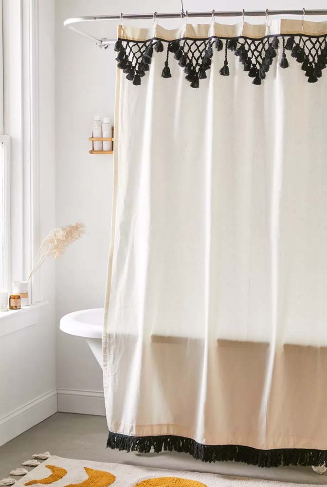 Puteți realiza bare și detalii pentru a îmbunătăți designul unei perdele de duș simple.