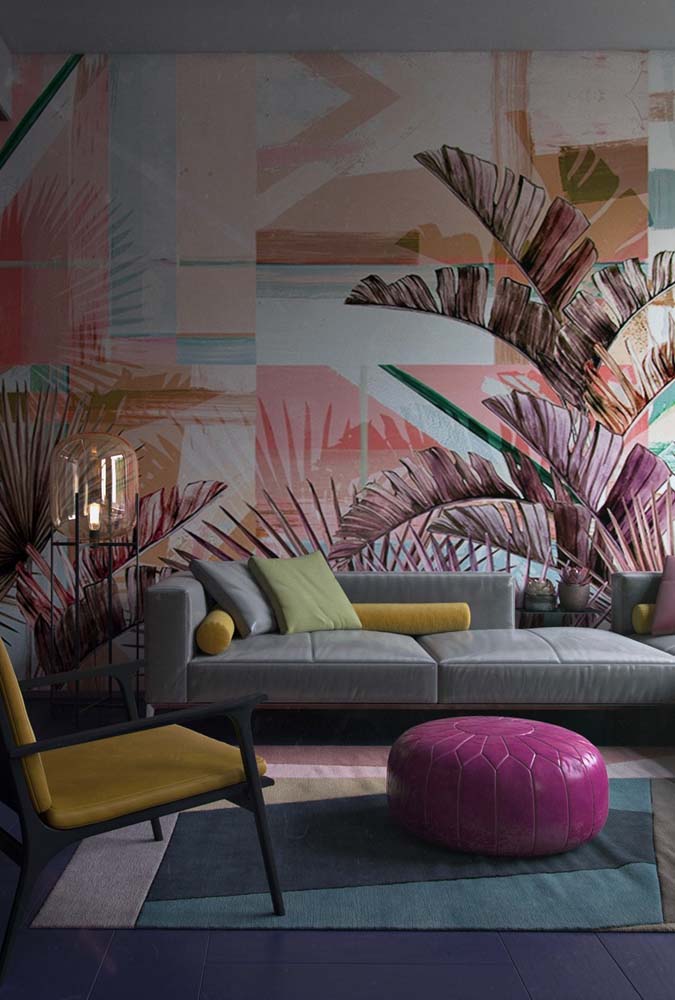 Ideia de papel de parede colorido e tropical para alegrar a sala de estar
