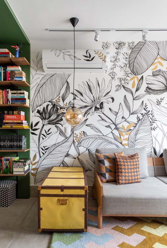 Uma linda inspiração de papel de parede para sala de estar com estampa botânica?
