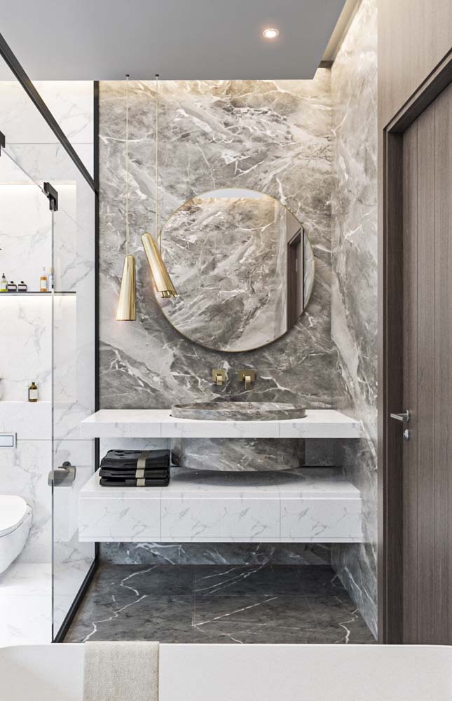 O porcelanato marmorizado cinza fica lindo para destacar a parede principal do banheiro
