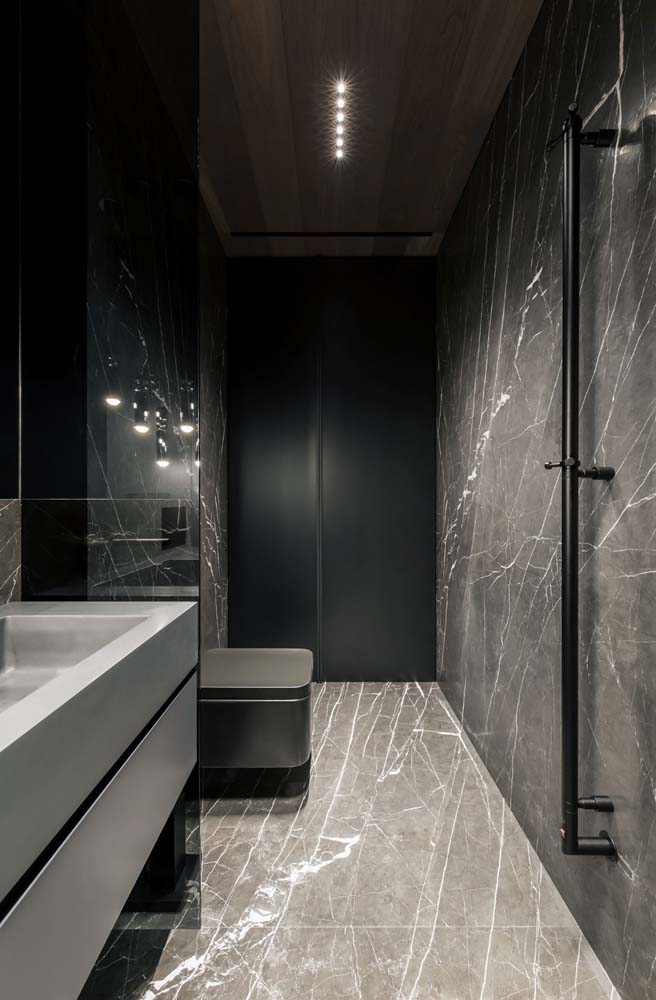 Quer um banheiro moderno? Aposte no porcelanato marmorizado preto