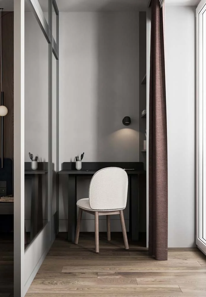 Perete gri deschis pentru biroul de acasa: simplu si modern