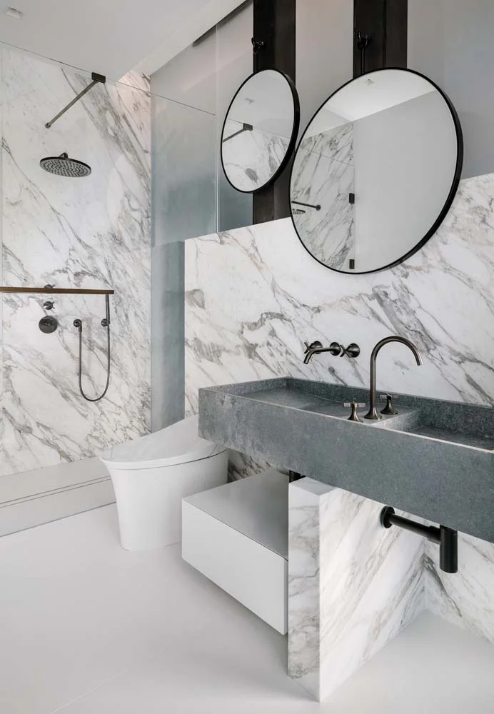 Aceasta este o modalitate excelenta de a folosi gri deschis cu efect marmorat in baie.