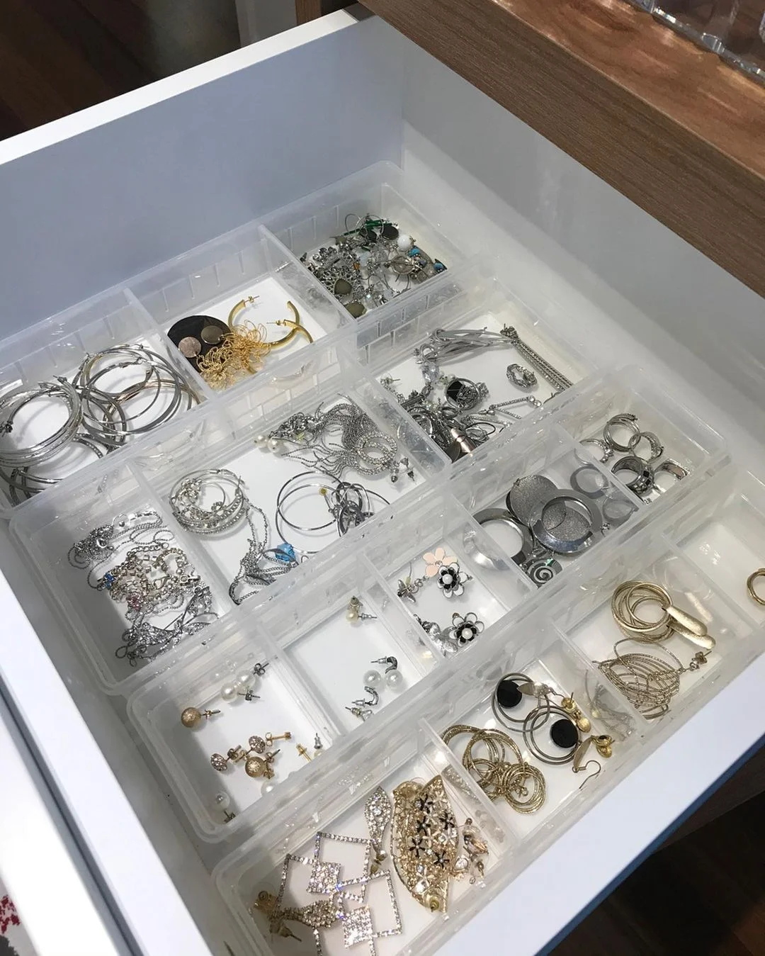 20 idei pentru depozitarea și organizarea bijuteriilor