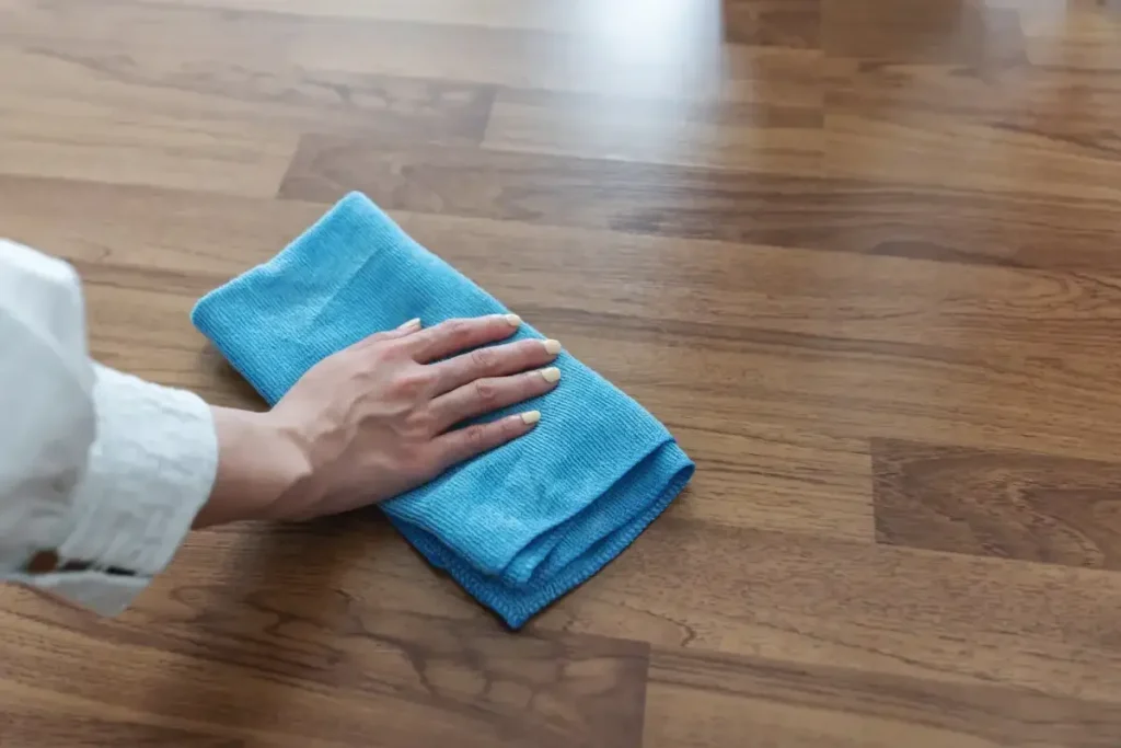 Cum să cureți corect parchetul laminat: 7 sfaturi utile Cum să cureți corect parchetul laminat: 7 sfaturi utile