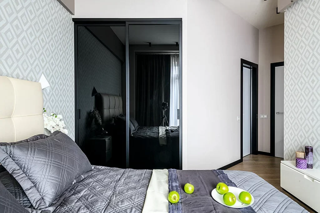 Nuanțele minimalismului: interiorul unui apartament cu accente de culori deschise