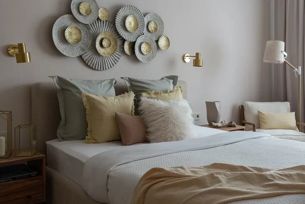 Cum decorează designerii peretele din spatele tăbliei patului: 6 exemple încântătoare