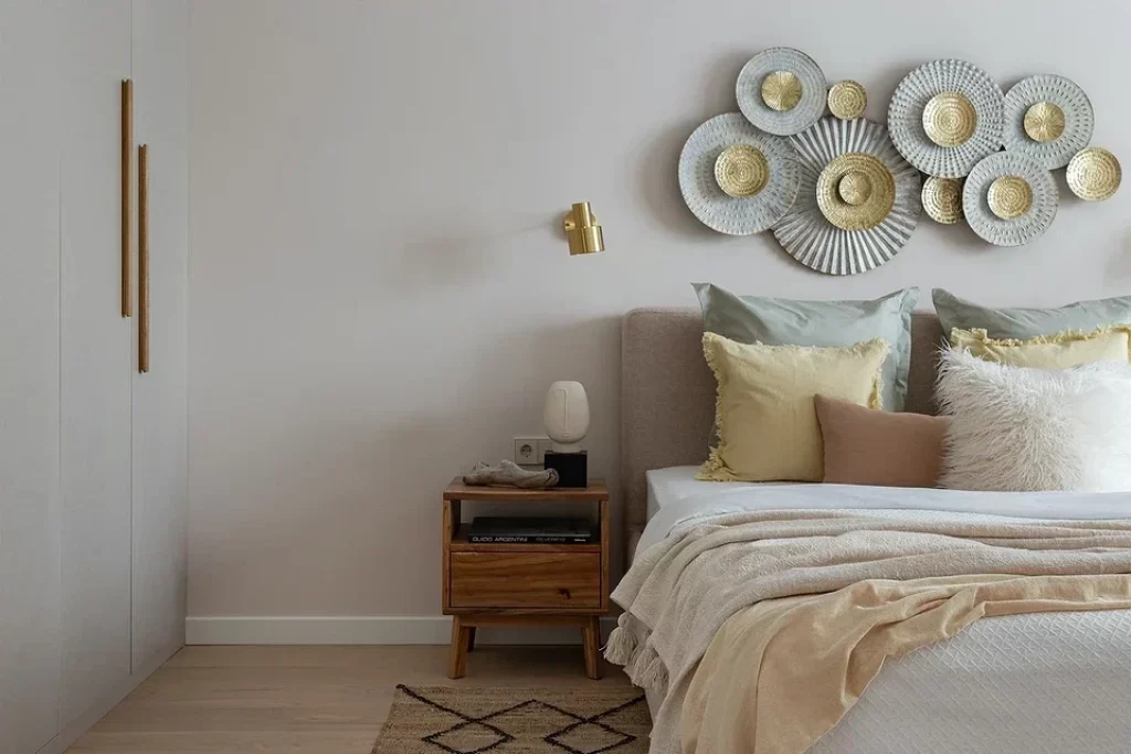 Cum decorează designerii peretele din spatele tăbliei patului: 6 exemple încântătoare