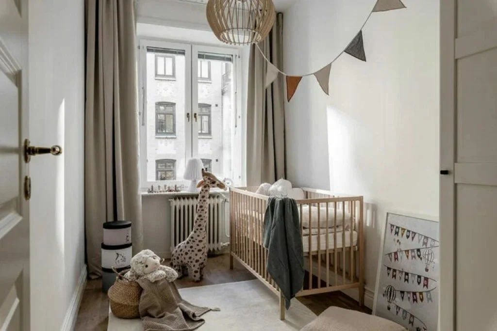 Mobilier clasic și modern: design interior scandinav elegant într-un apartament de 70 m² Mobilier clasic și modern: design interior scandinav elegant într-un apartament de 70 m²