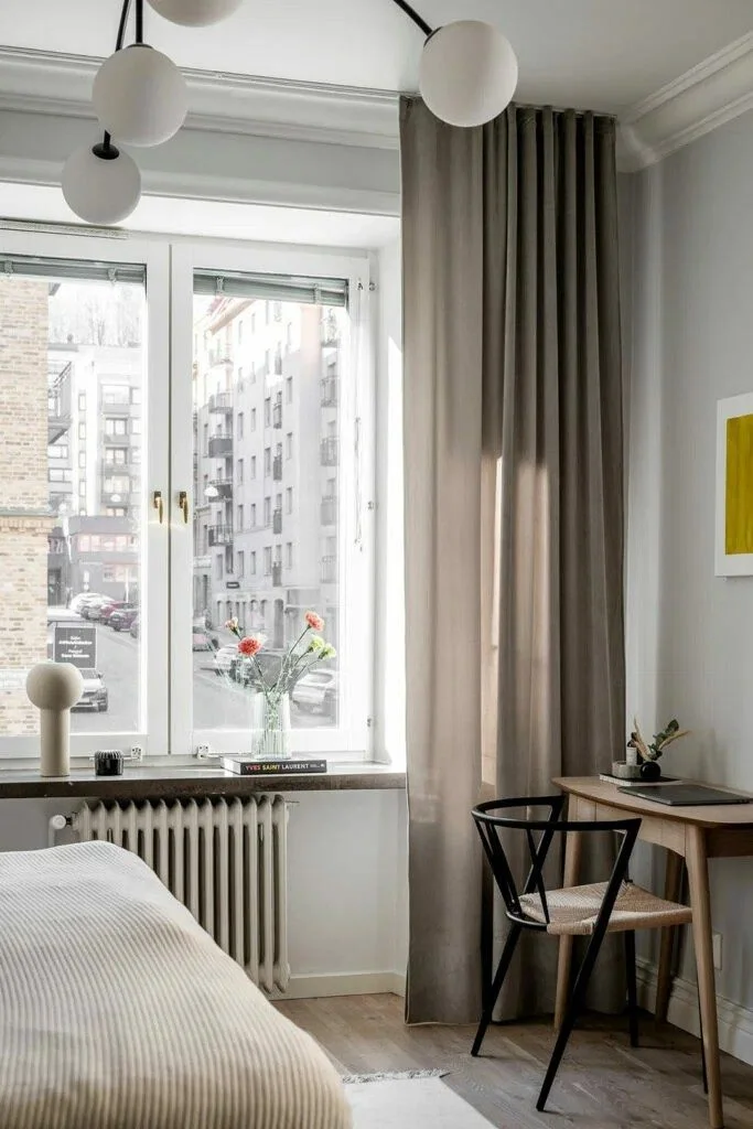Mobilier clasic și modern: design interior scandinav elegant într-un apartament de 70 m² Mobilier clasic și modern: design interior scandinav elegant într-un apartament de 70 m²