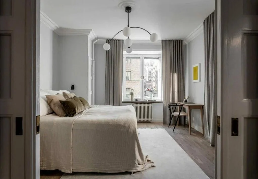 Mobilier clasic și modern: design interior scandinav elegant într-un apartament de 70 m² Mobilier clasic și modern: design interior scandinav elegant într-un apartament de 70 m²