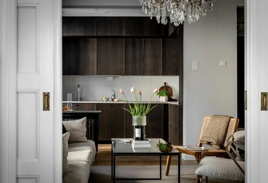 Mobilier clasic și modern: design interior scandinav elegant într-un apartament de 70 m² Mobilier clasic și modern: design interior scandinav elegant într-un apartament de 70 m²