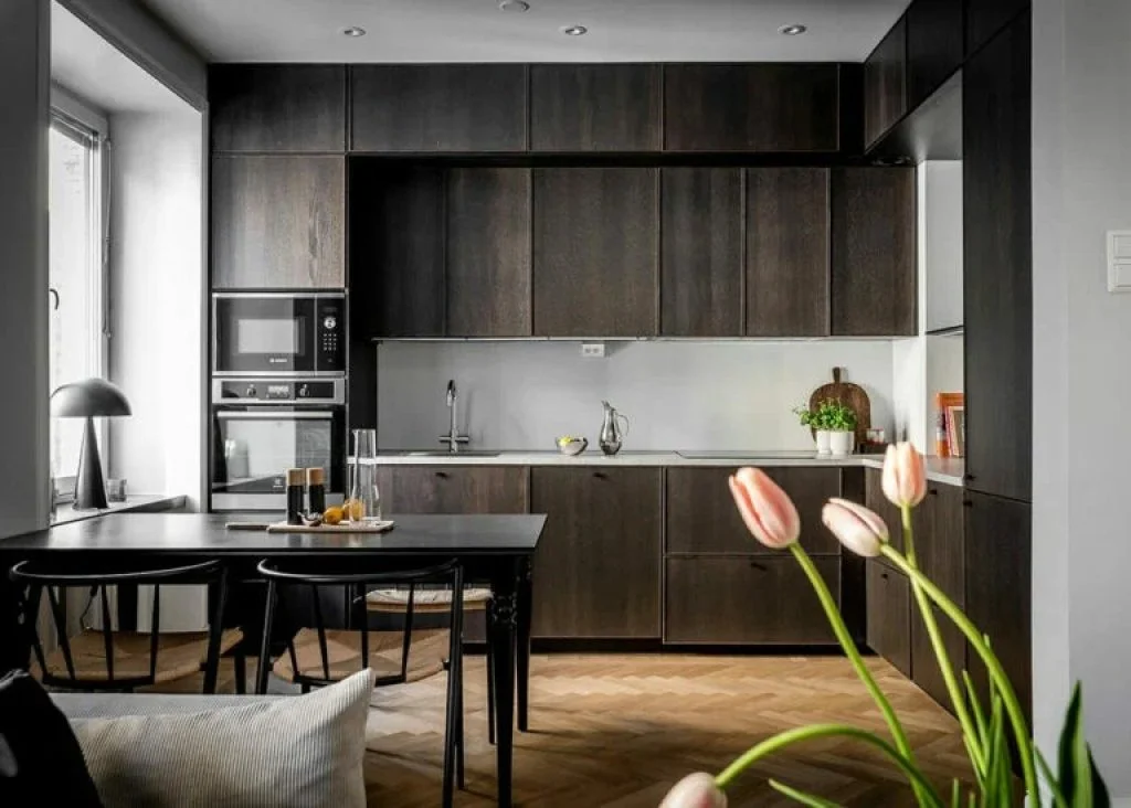 Mobilier clasic și modern: design interior scandinav elegant într-un apartament de 70 m² Mobilier clasic și modern: design interior scandinav elegant într-un apartament de 70 m²