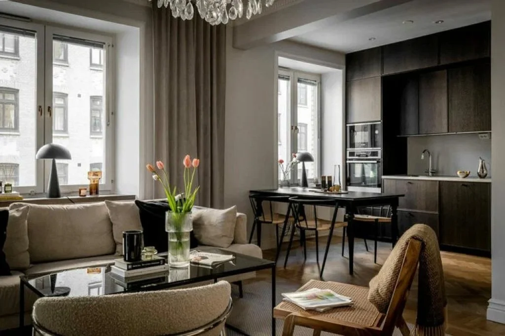 Mobilier clasic și modern: design interior scandinav elegant într-un apartament de 70 m² Mobilier clasic și modern: design interior scandinav elegant într-un apartament de 70 m²