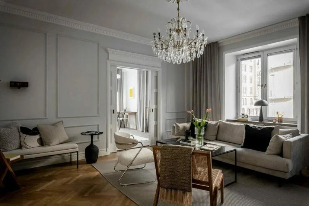 Mobilier clasic și modern: design interior scandinav elegant într-un apartament de 70 m² Mobilier clasic și modern: design interior scandinav elegant într-un apartament de 70 m²