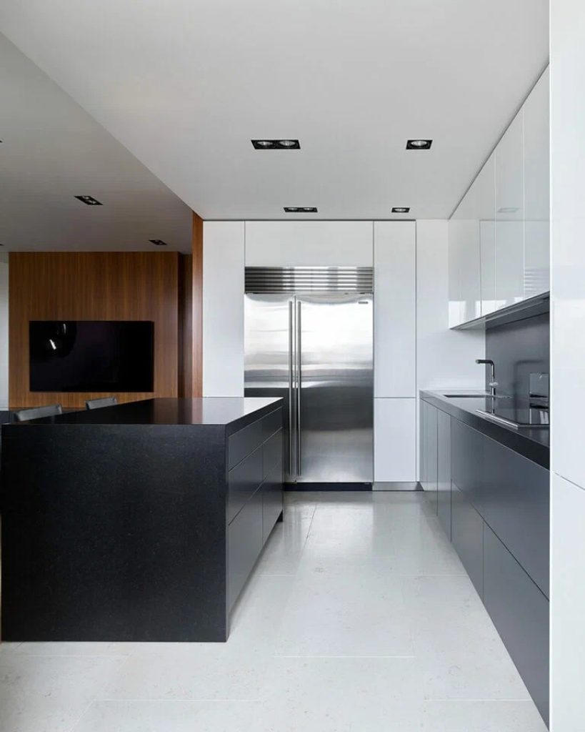 Image 174 alb negru și lemn: interiorul unui apartament de familie mare în stil minimalist