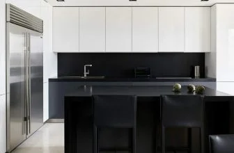 Alb negru și lemn: interiorul unui apartament de familie mare în stil minimalist