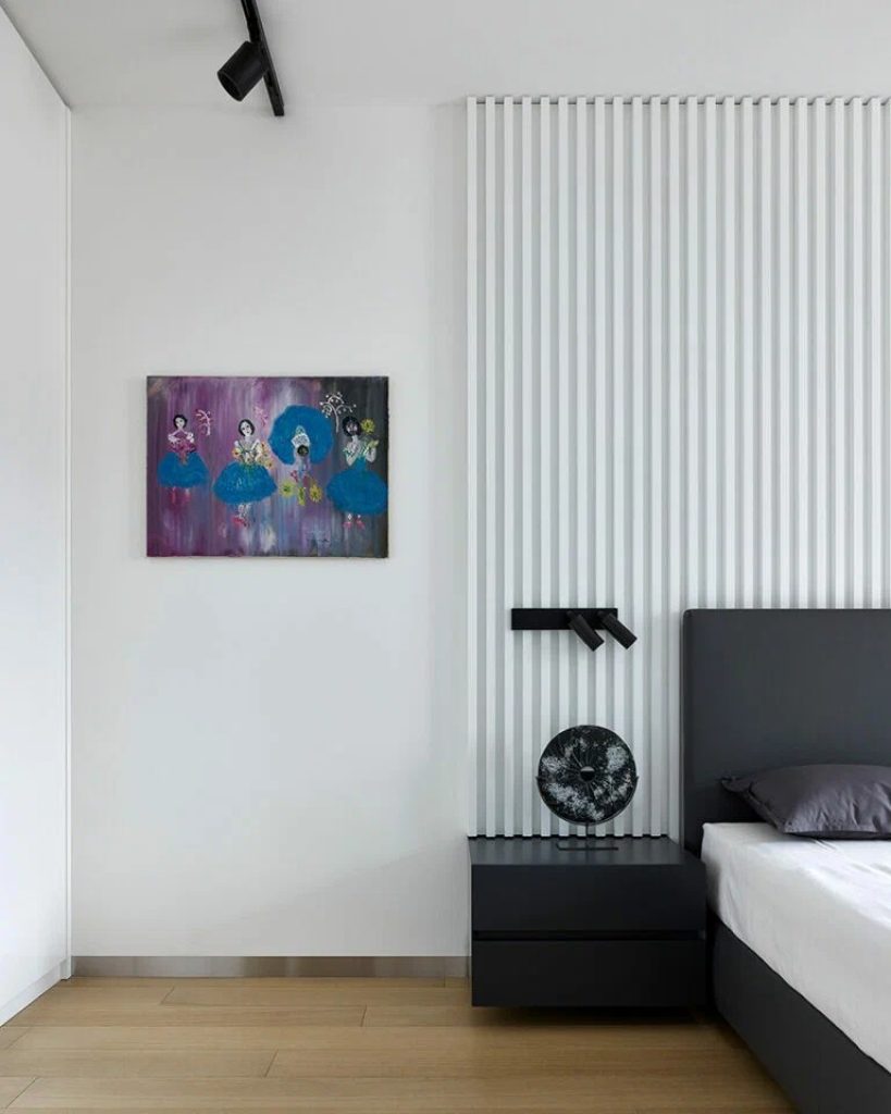 Image 180 alb negru și lemn: interiorul unui apartament de familie mare în stil minimalist