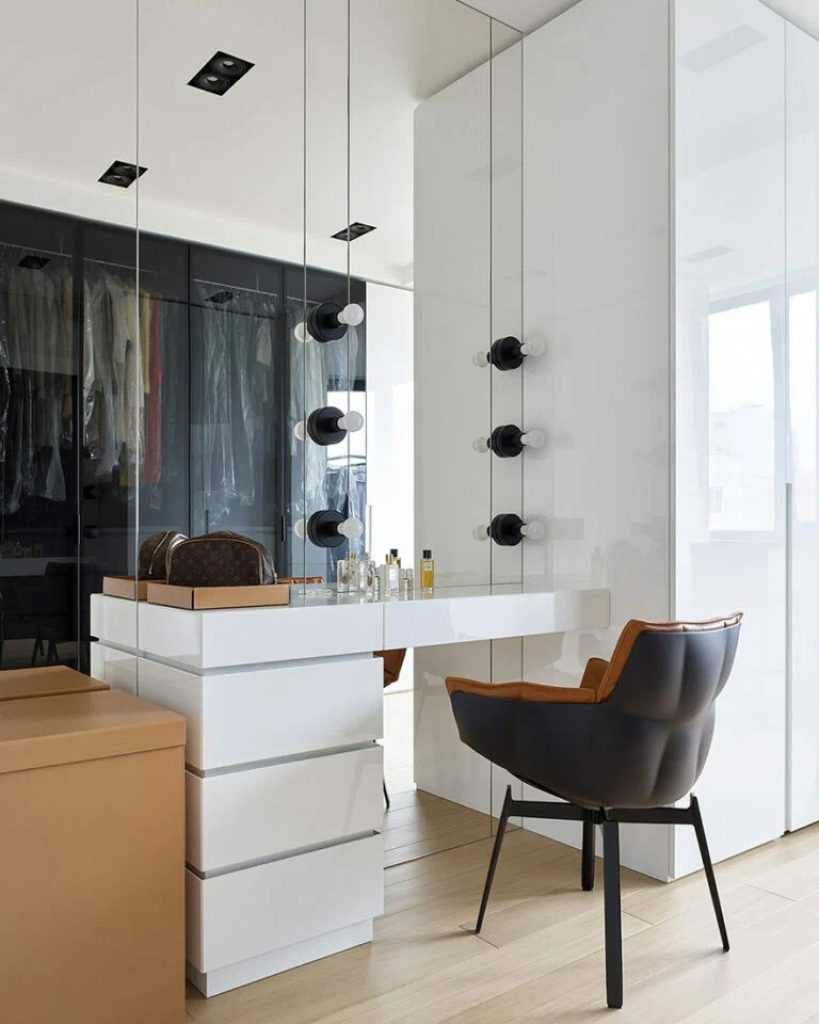 Image 181 alb negru și lemn: interiorul unui apartament de familie mare în stil minimalist