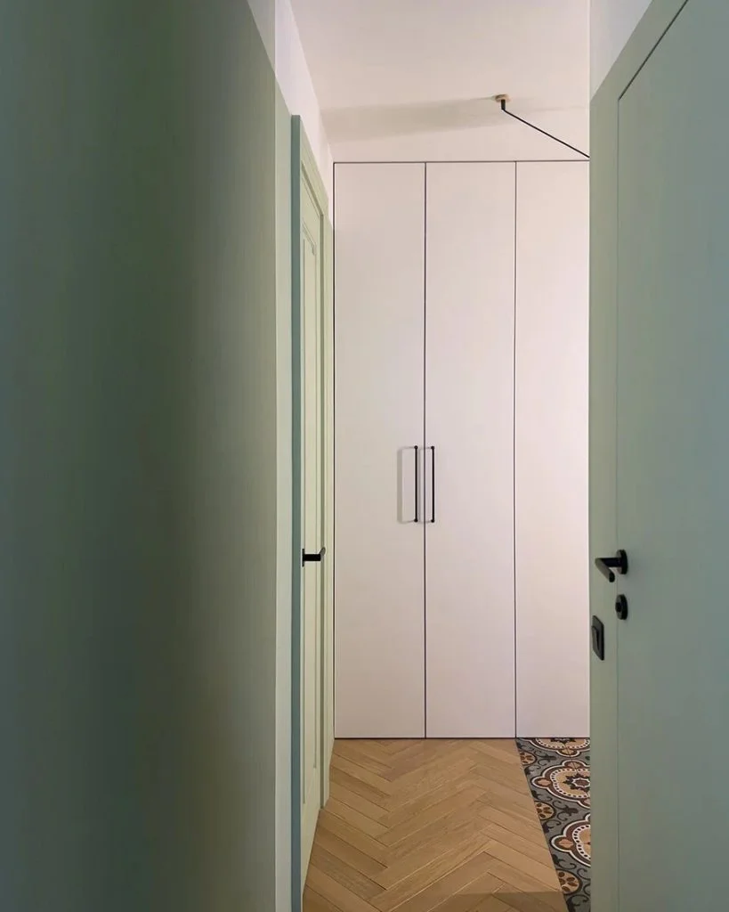 Apartament colorat de 43 m² într-o clădire de blocuri standard