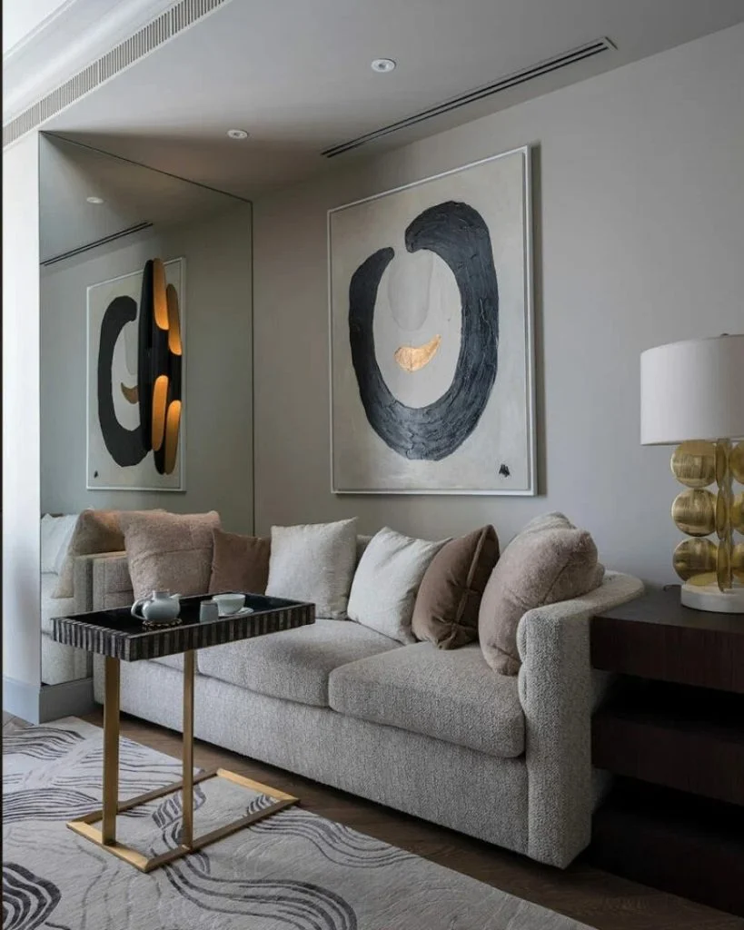 Bej, gri și auriu: interiorul bogat al unui apartament de 65 m² în stil american