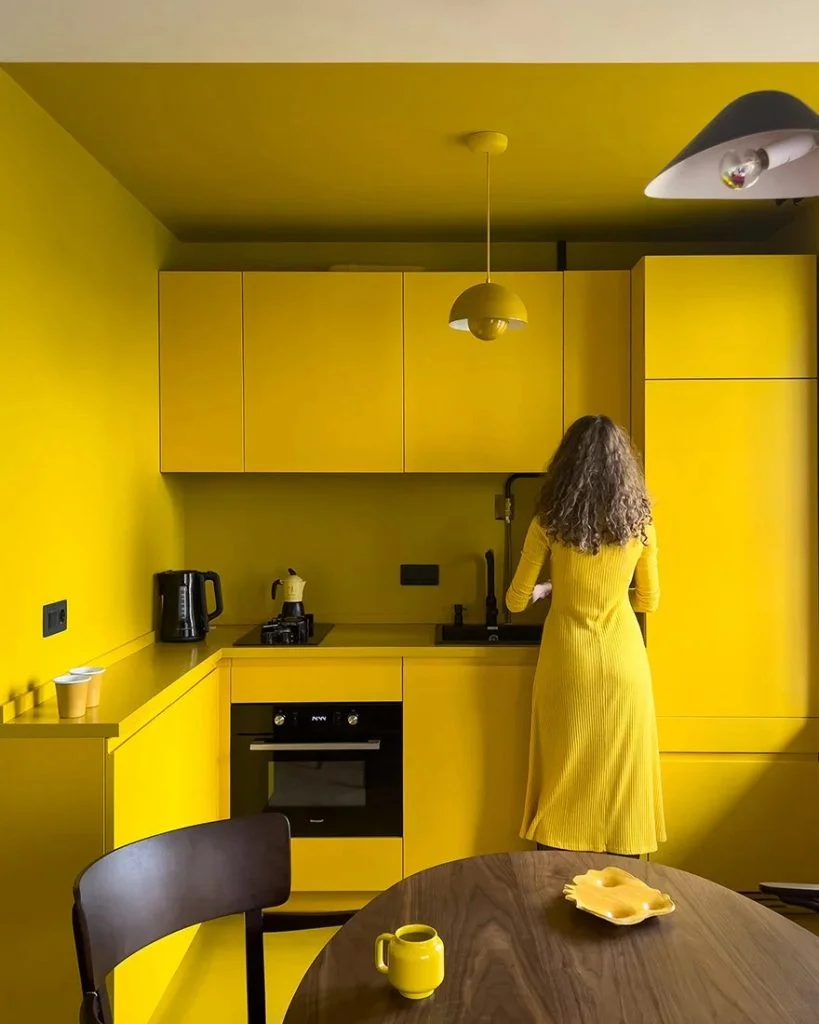 Apartament colorat de 43 m² într-o clădire de blocuri standard