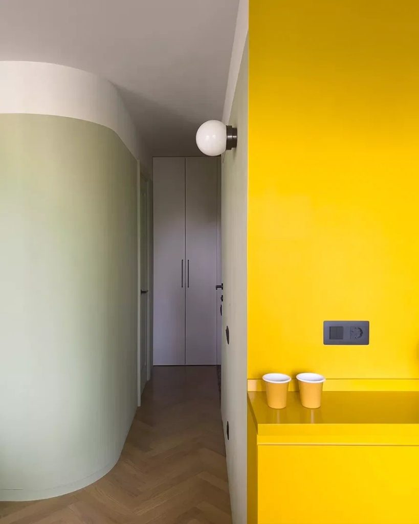 Image 346 apartament colorat de 43 m² într-o clădire de blocuri standard