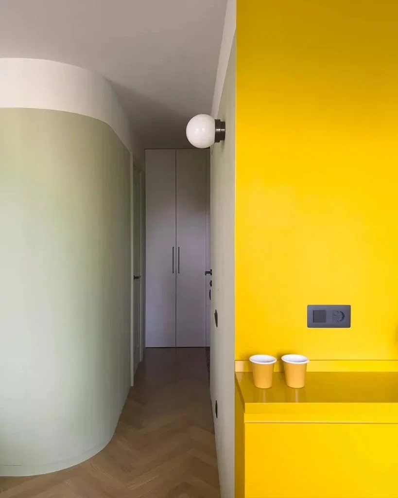 Apartament colorat de 43 m² într-o clădire de blocuri standard