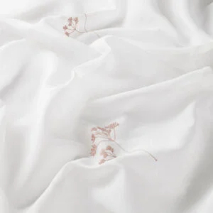 Perdele model floral alb maro din poliester brodat Floria Gardisette latime material 295 cm