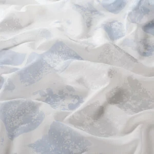 Perdele model grafic alb albastru gri din poliester printat Castle Gardisette latime material 300 cm