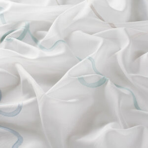 Perdele model grafic alb bleu din poliester Curly Gardisette latime material 300 cm