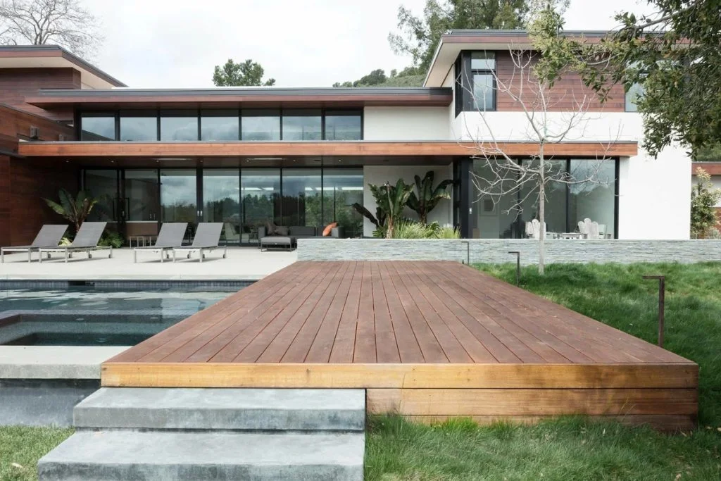 Cum cureți terasa din lemn pentru a o păstra frumoasă?