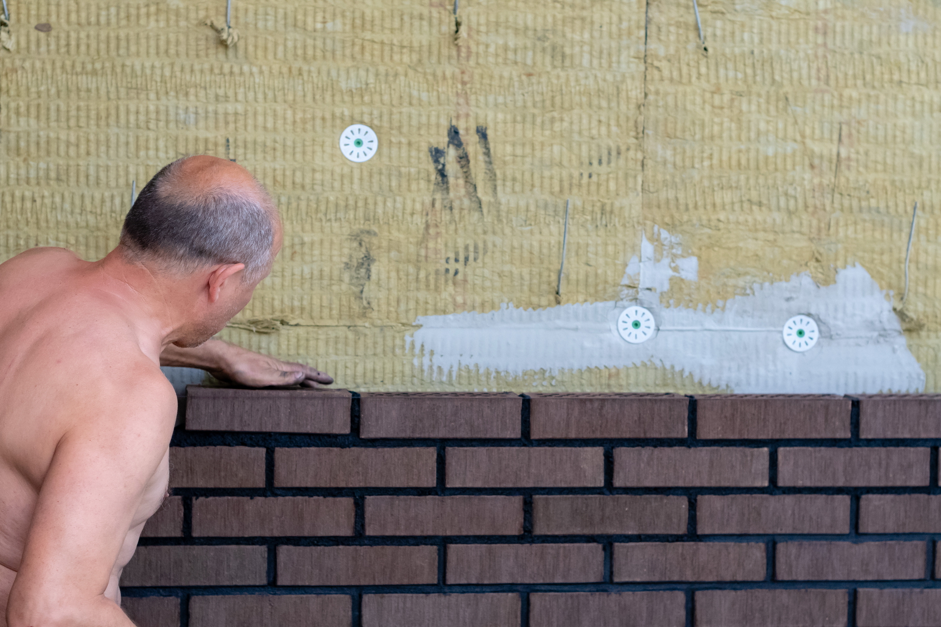 Cărămida pentru fațadă: un material durabil, estetic și eficient